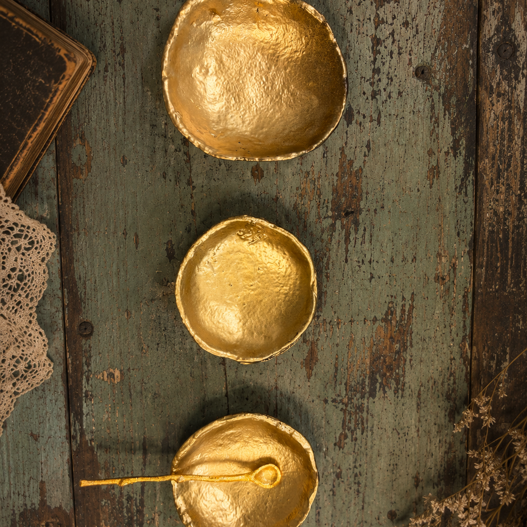 SET OF 3 GOLD CONDIMENT DISHES WITH ONE 3 ' GOLD SPOON